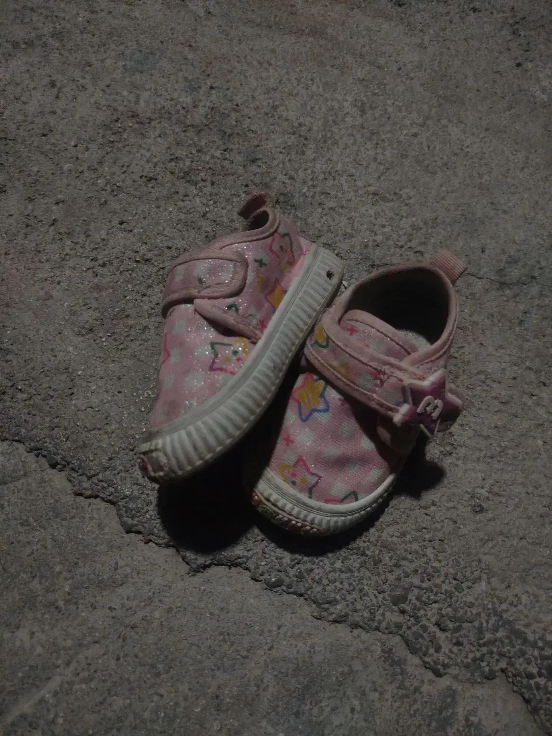 چند جفت کفش|کفش و لباس بچه|دهدشت, |دیوار