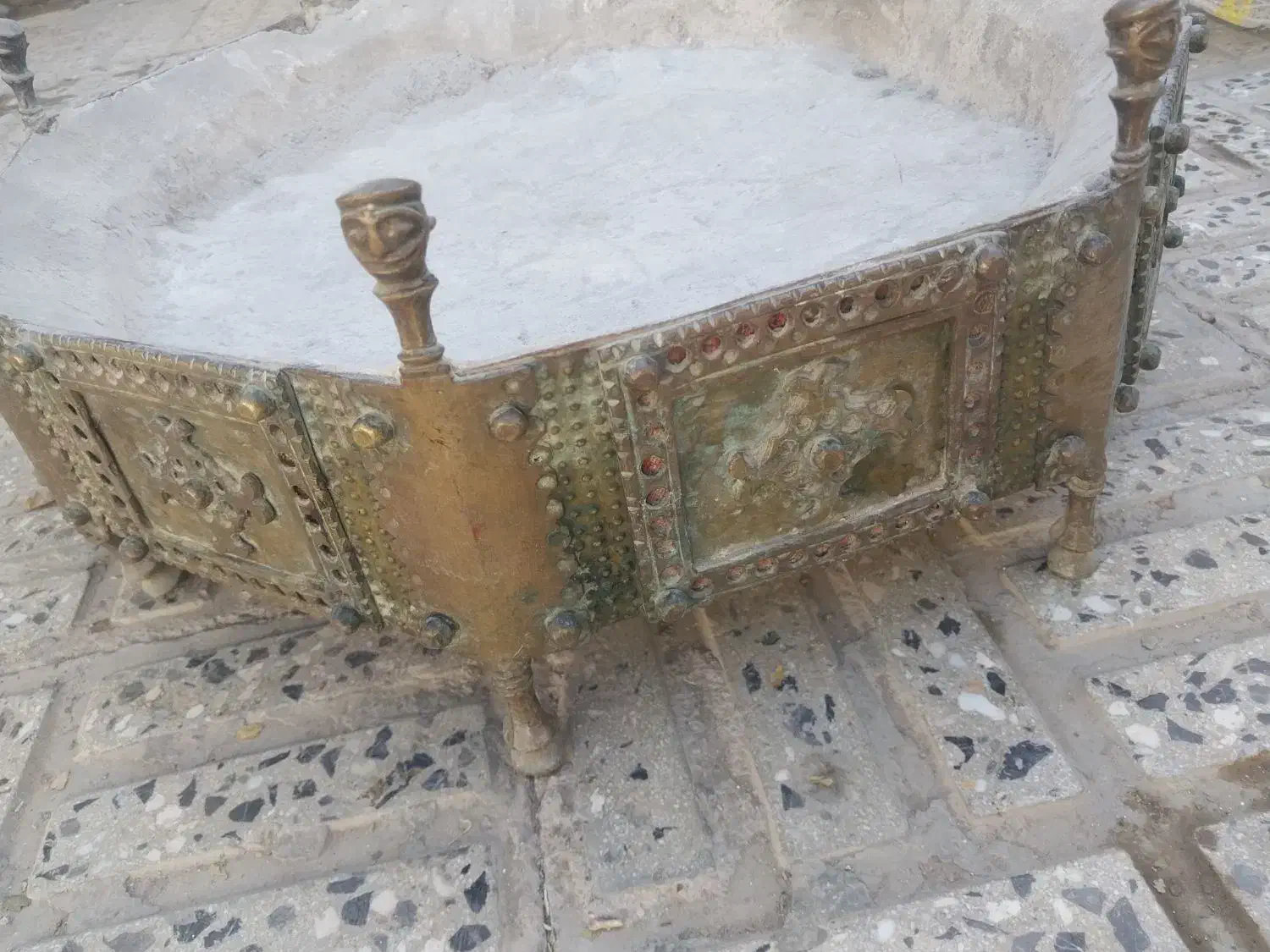 منقل برنجی عتیقه|کلکسیون اشیاء عتیقه|اصفهان, بوستان ناژوان|دیوار