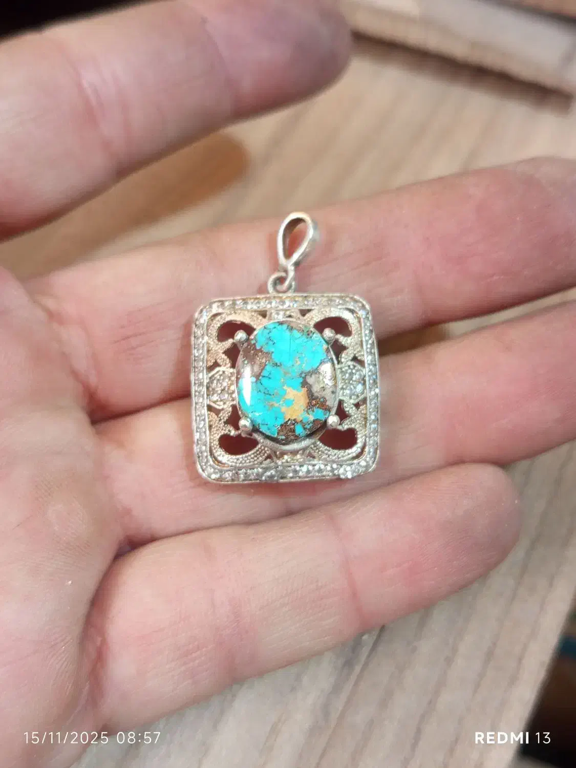 مدال فیروزه|جواهرات|ابریشم, |دیوار