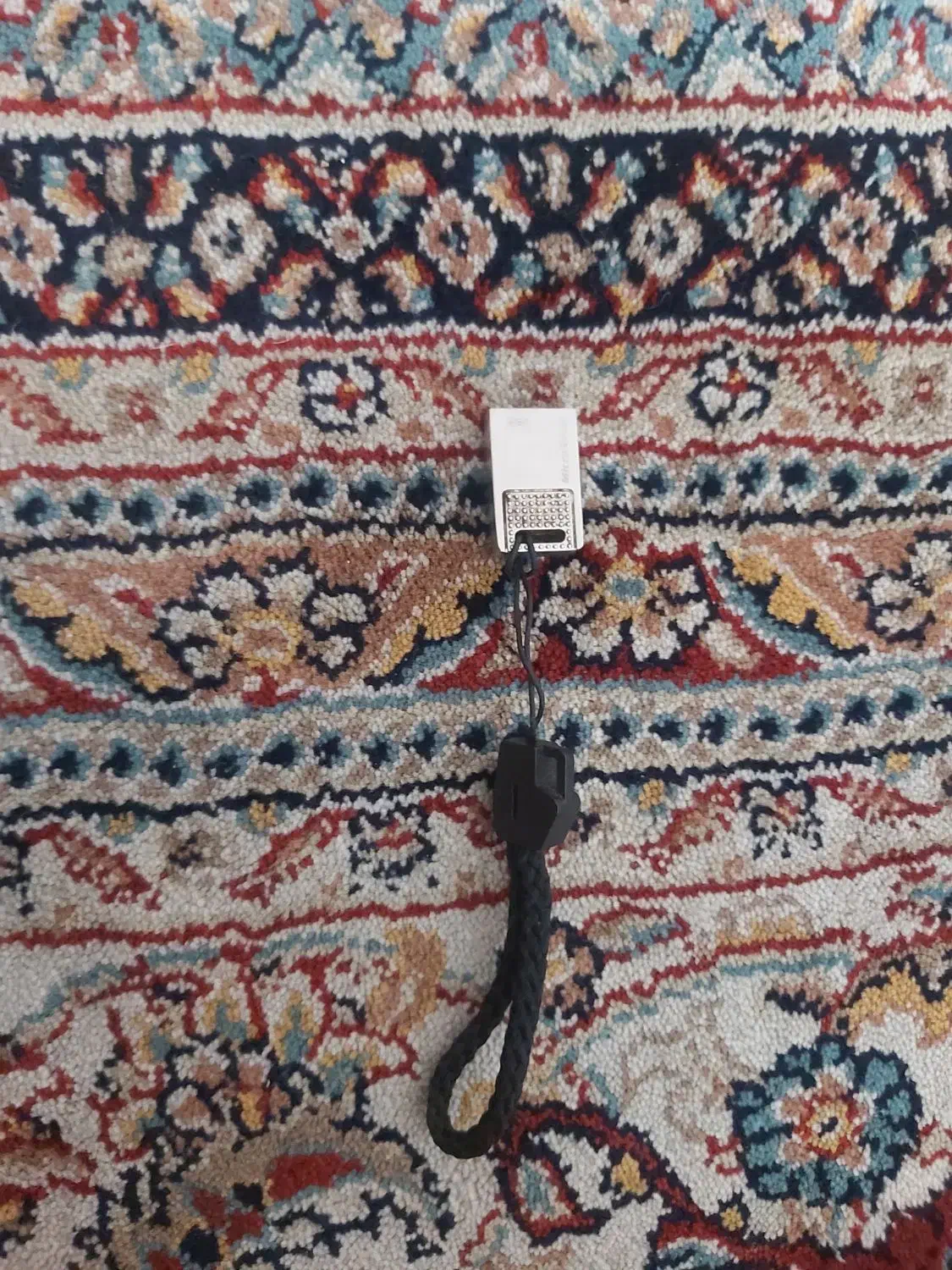 دو عدد فلش|قطعات و لوازم جانبی رایانه|بروجرد, |دیوار