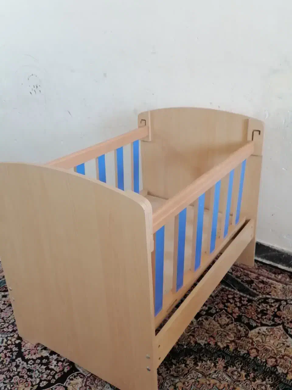 دوعدد تخت گهواره|تخت و صندلی بچه|کرمان, |دیوار