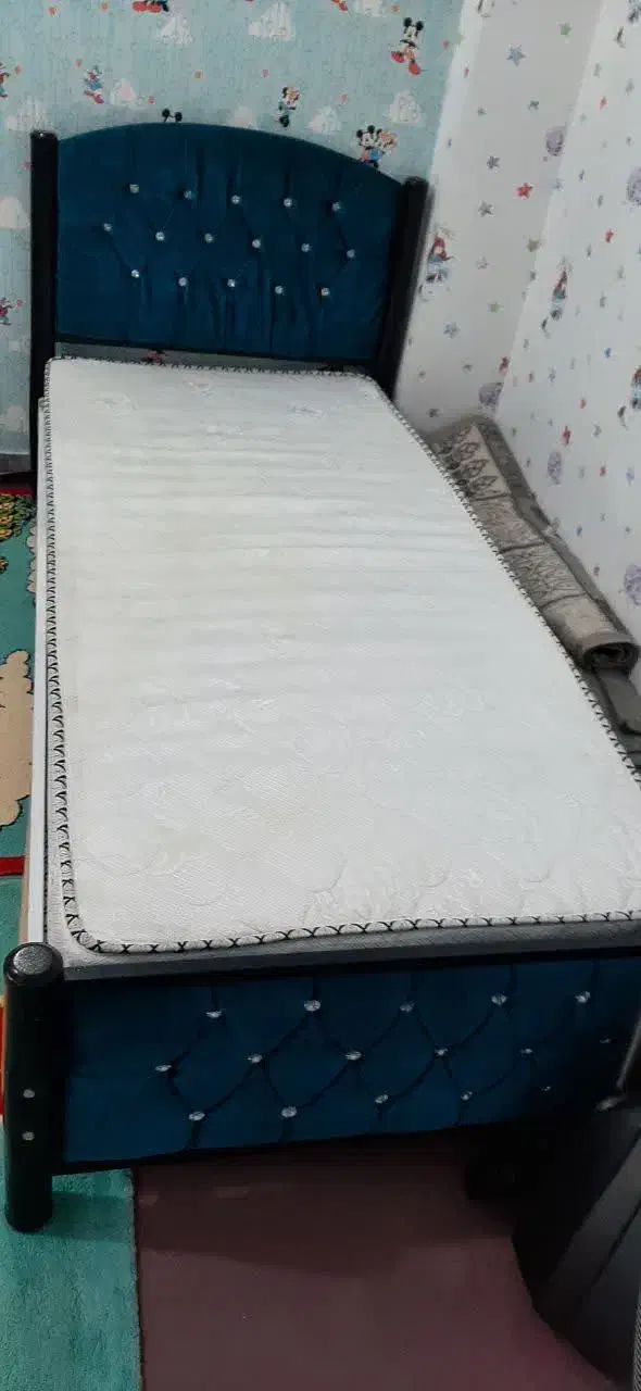 تخت نوجوان آهنی همراه تشک، تمیز و کمکارکرد|تخت و سرویس خواب|دزفول, |دیوار