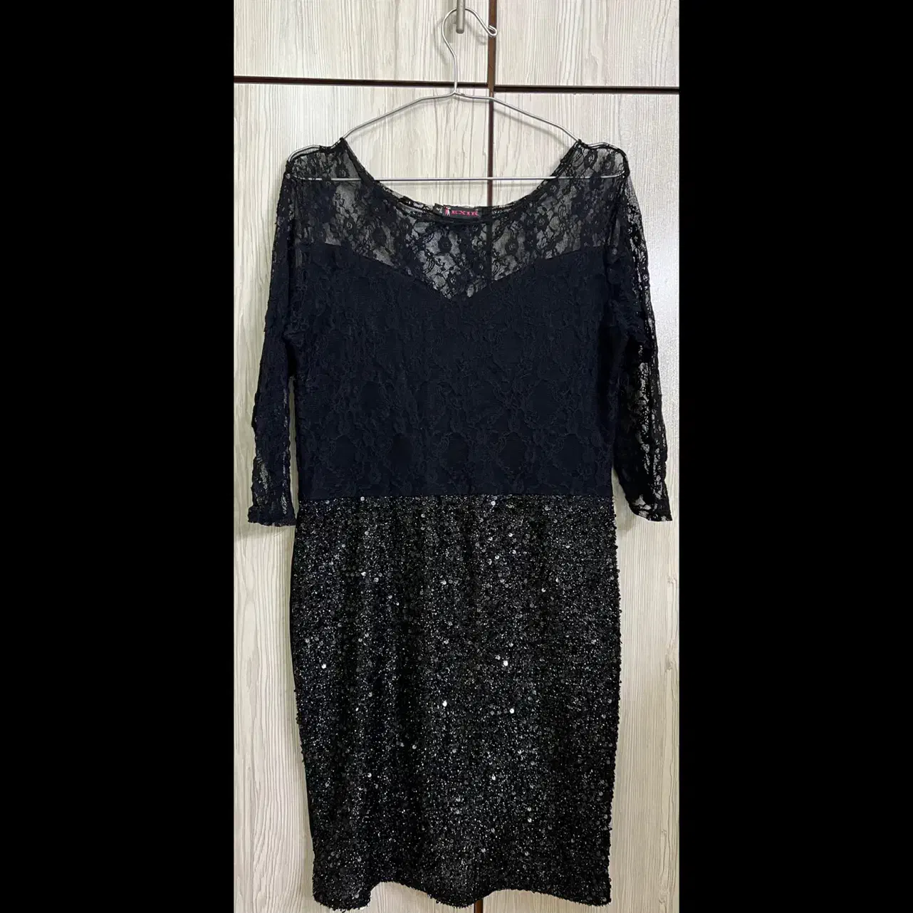 چند عدد لباس مجلسی در حد نو|لباس|رشت, معلم|دیوار