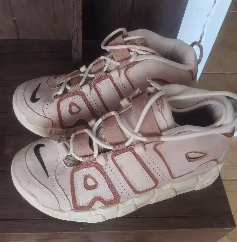 یک جفت کتانی دخترانه نو توکارتون|کیف، کفش، کمربند|گلپایگان, |دیوار