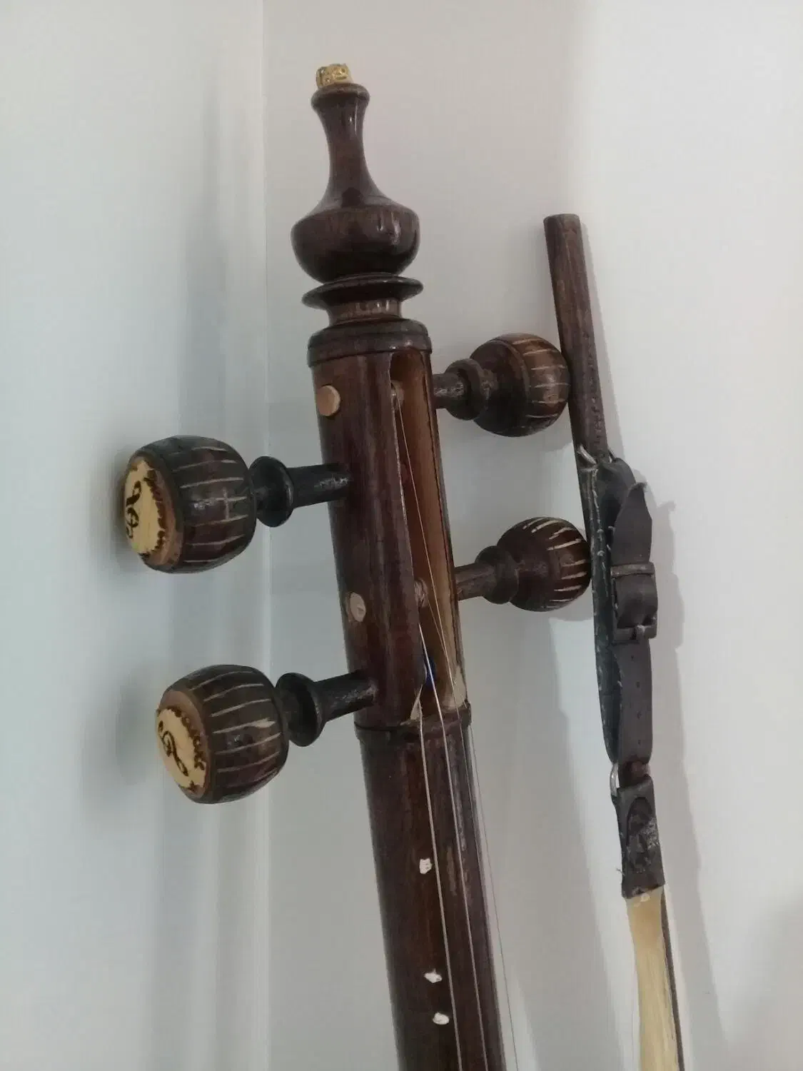 کمانچه|سازهای سنتی|ایلام, |دیوار