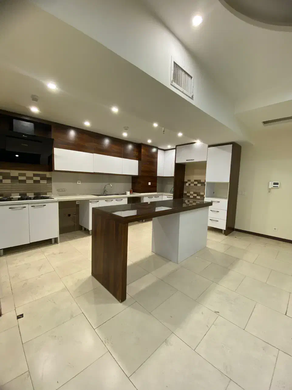 ۱۰۰ متر/۲ خواب/خوش نقشه/فوق العاده تمیز/برج‌باغ