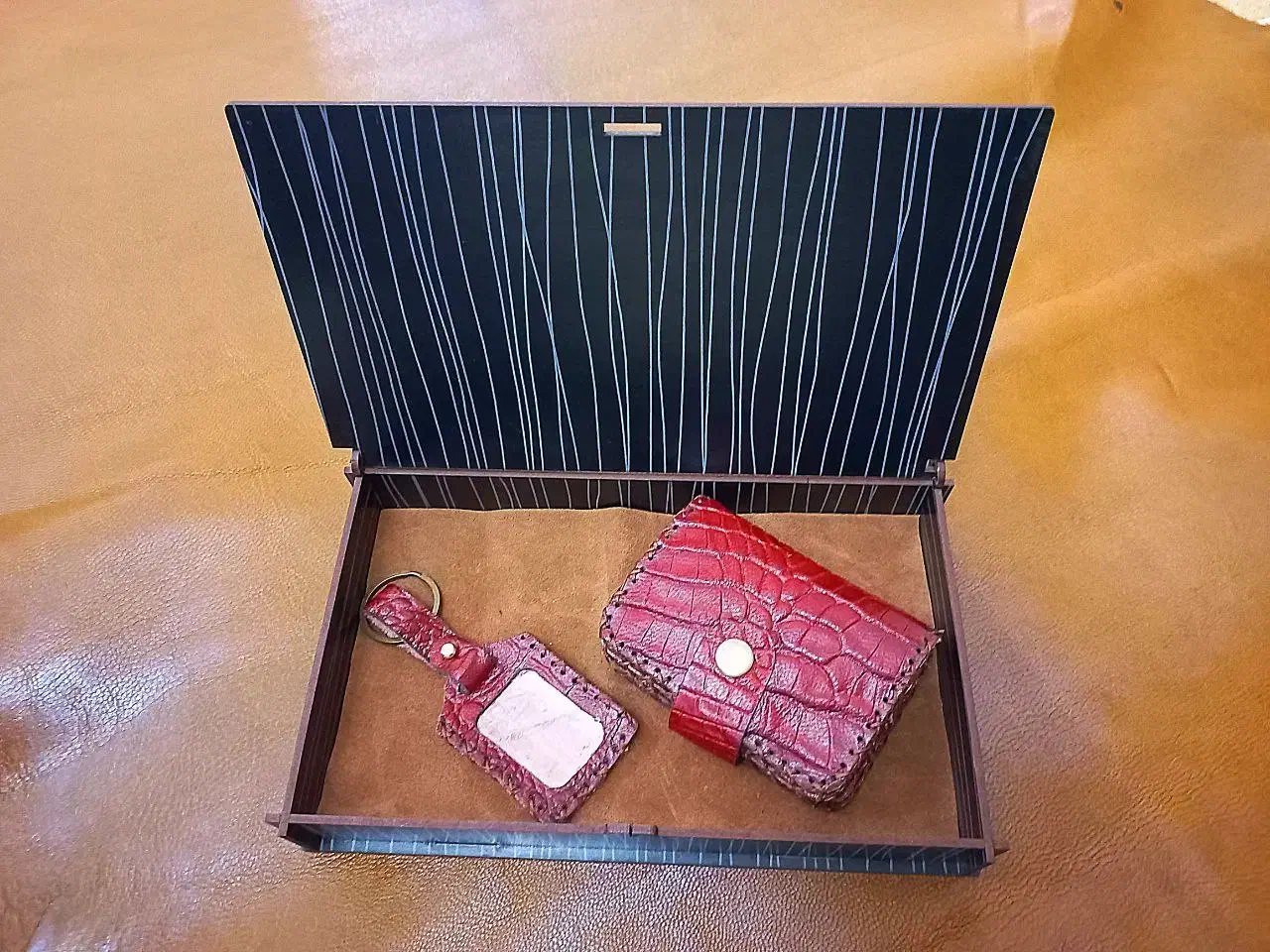 چرم|کیف، کفش، کمربند|آبیک, |دیوار