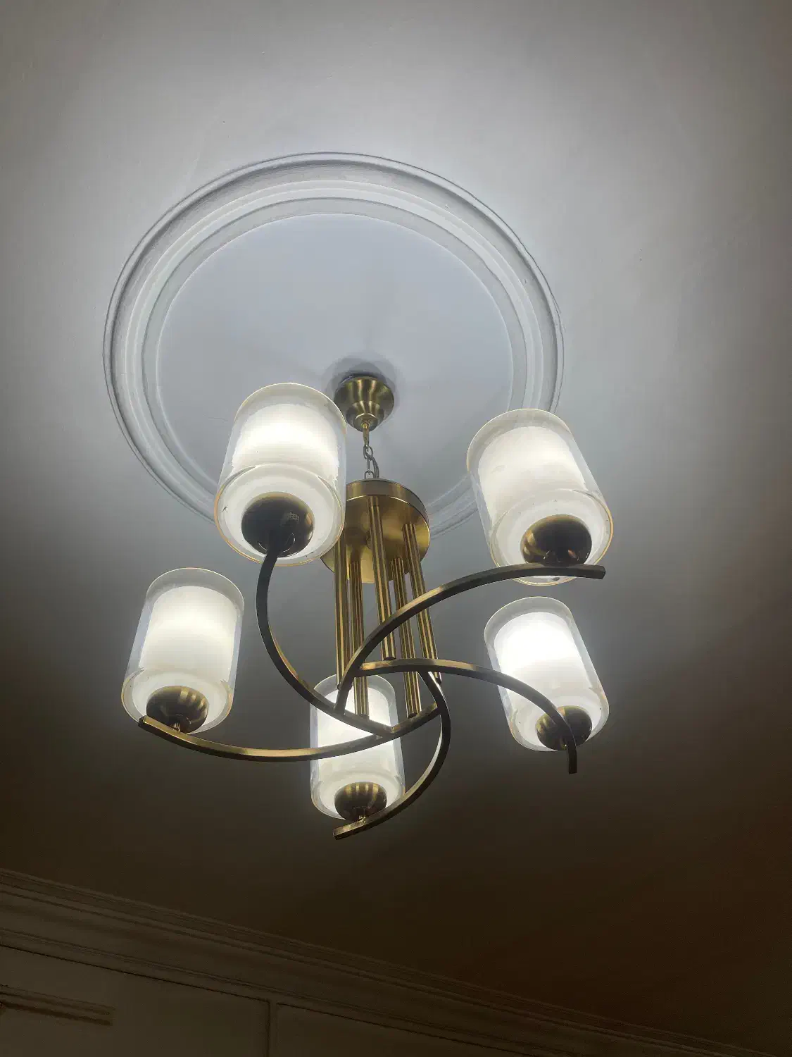 لوستر|لوستر و چراغ آویز|رباط‌کریم, رباط‌کریم|دیوار