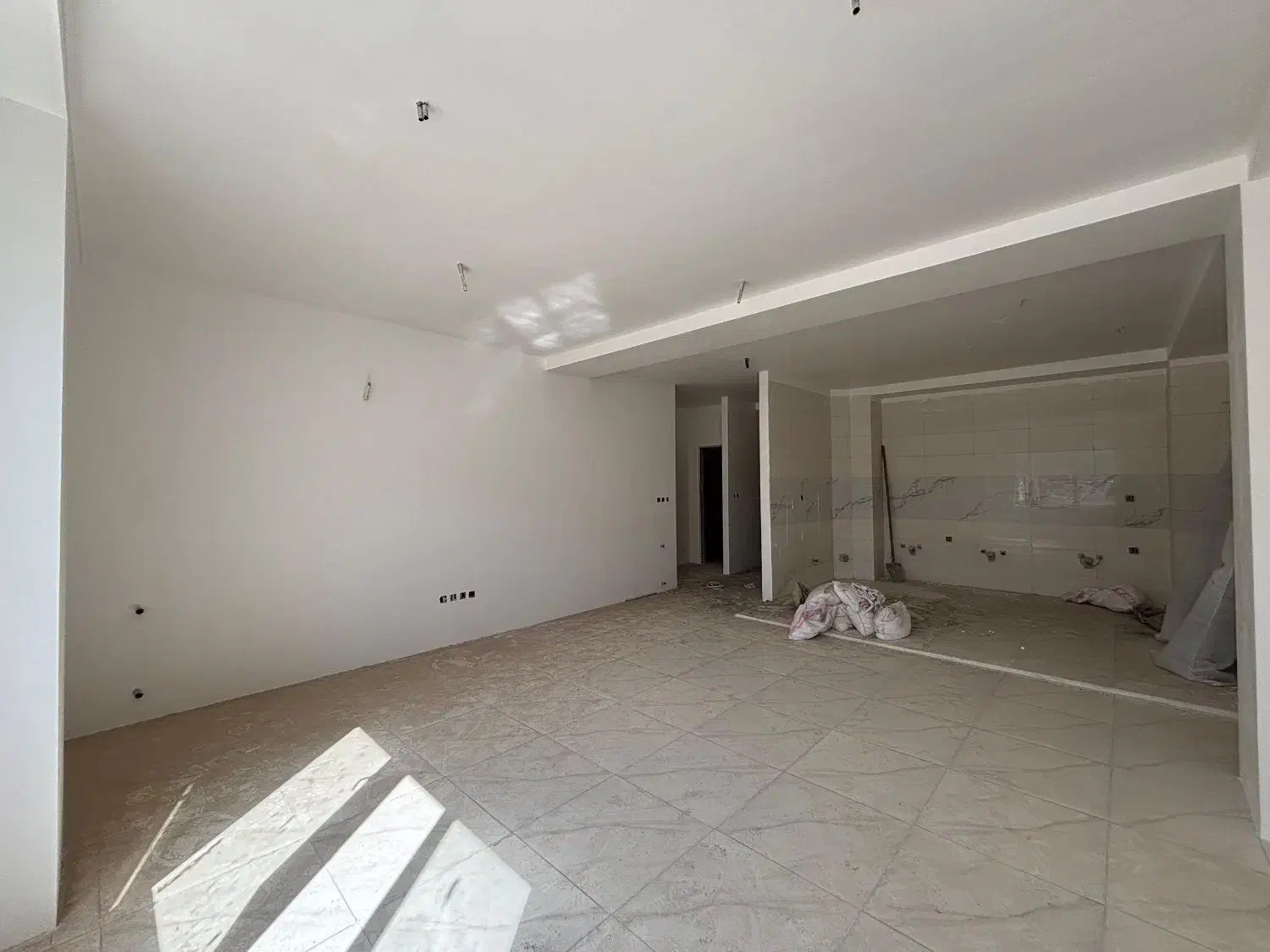 واحد 102متر/بر خیابان/پارکینگ بدون مزاحم|فروش آپارتمان|دورود, |دیوار