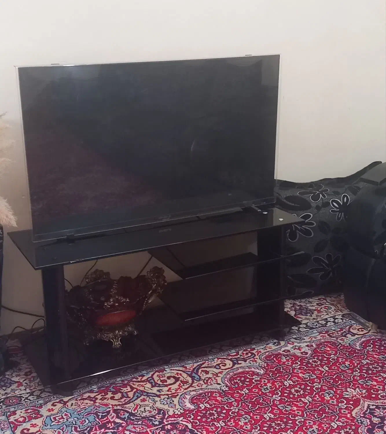 تعدادی وسایل منزل|فرش|اقبالیه, |دیوار
