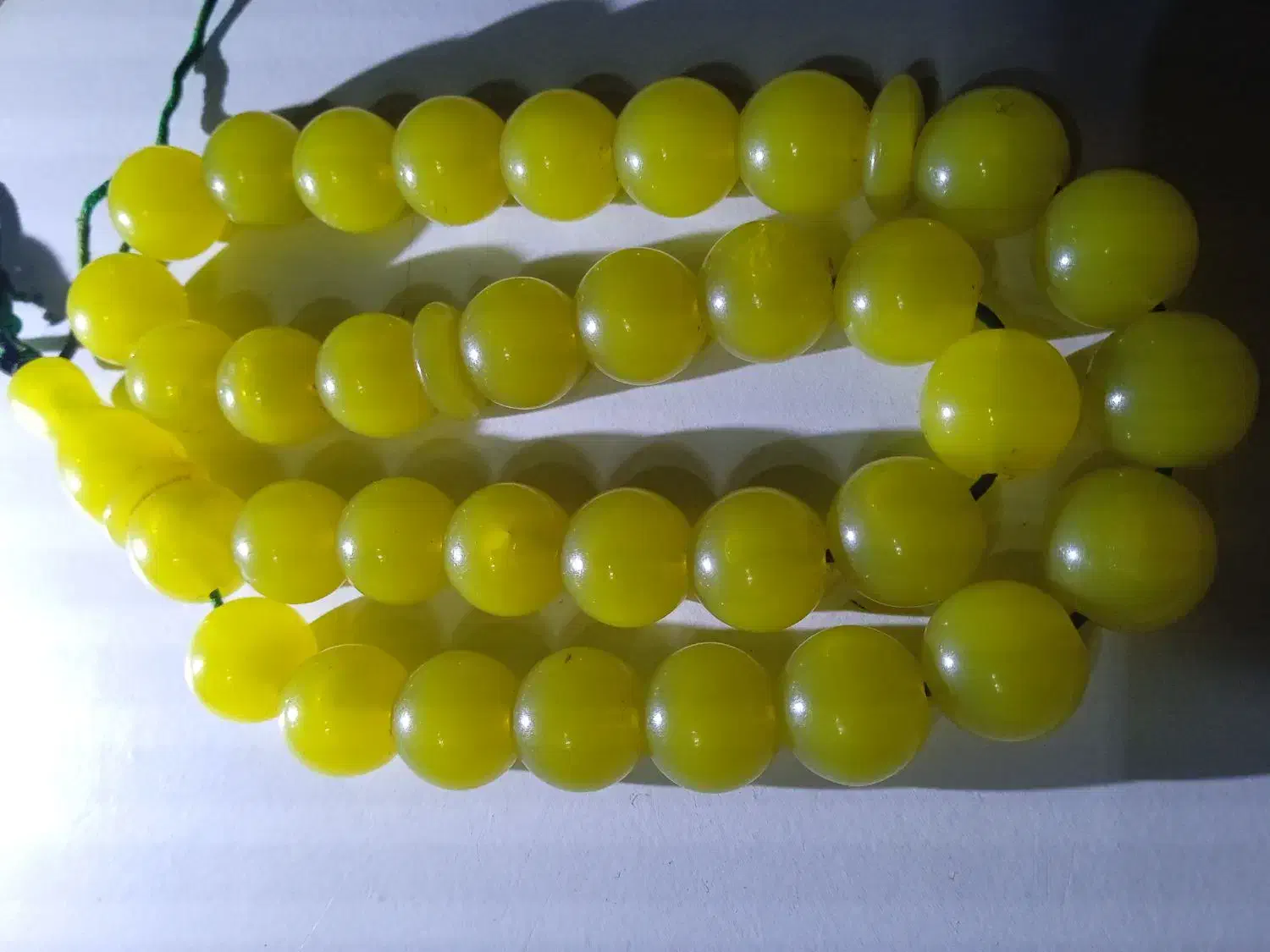 تسبیح سندلوس کهربا|کلکسیون اشیاء عتیقه|رشت, ترمینال|دیوار