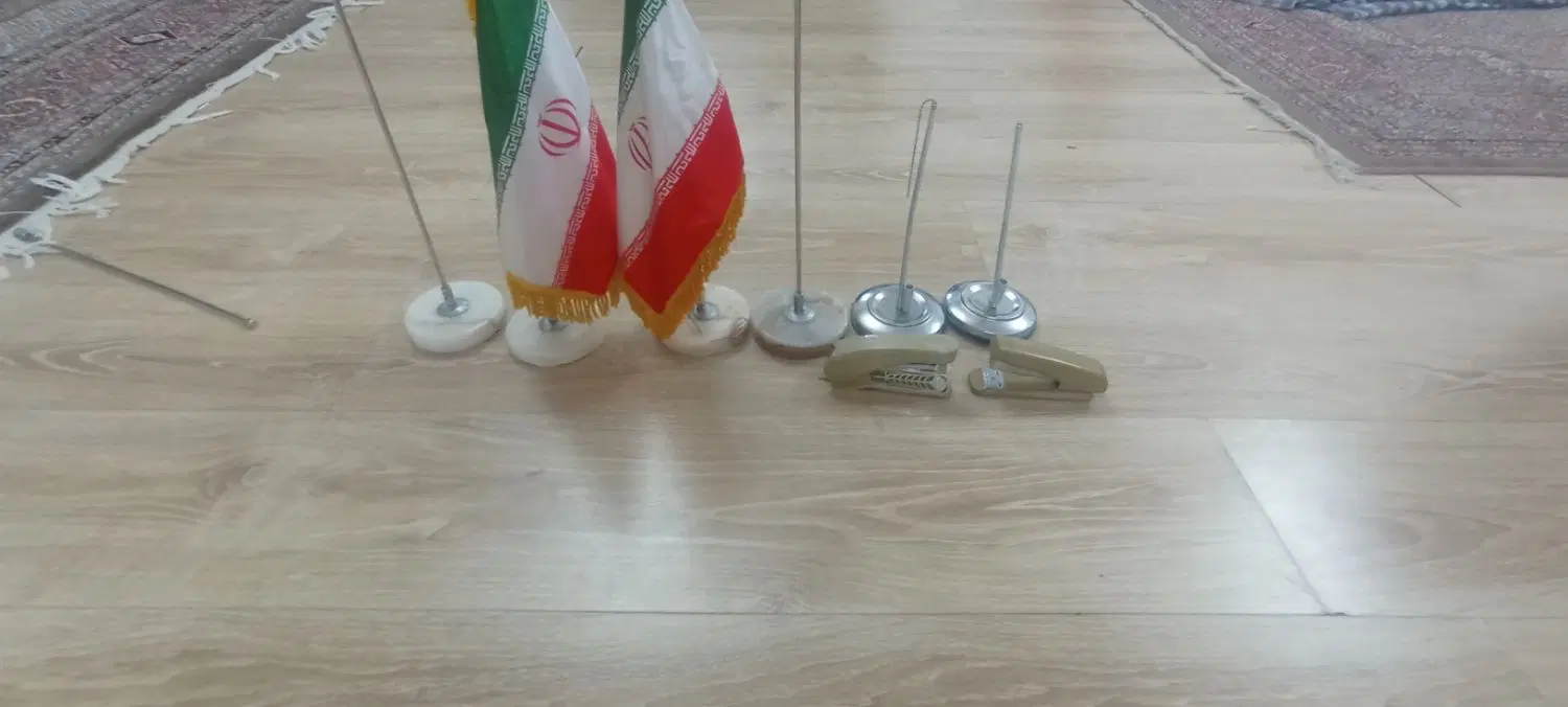 دوعددپرچم رومیزی همراه با استندومنگنه وجاخودکاری|لوازم التحریر|تهران, دهم فروردین|دیوار
