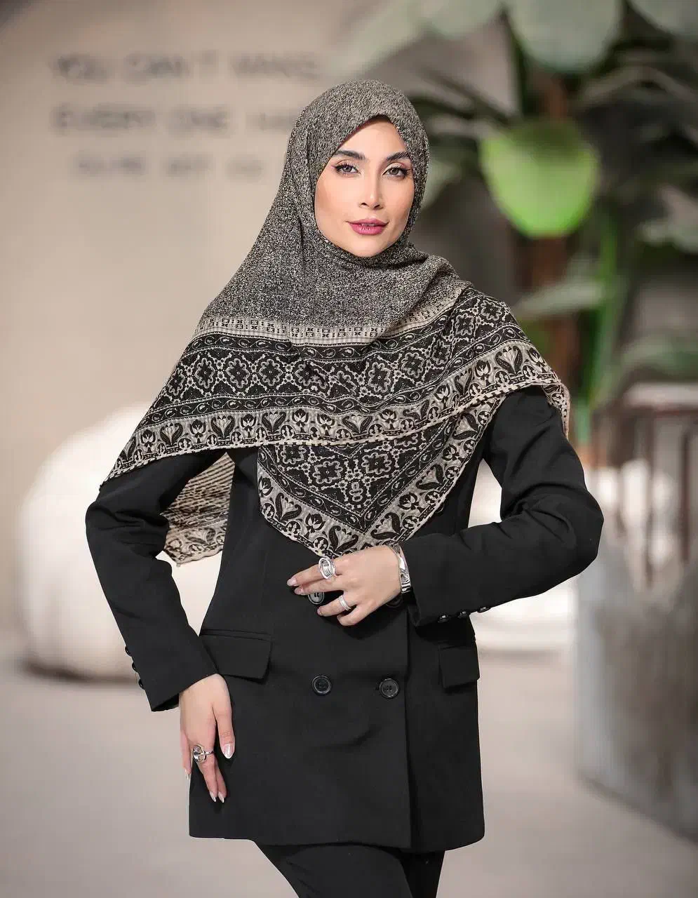 روسری دست‌دوز چاپ‌خیس طرح اسلیمی|لباس|صدرا-فارس, فاز ۱|دیوار