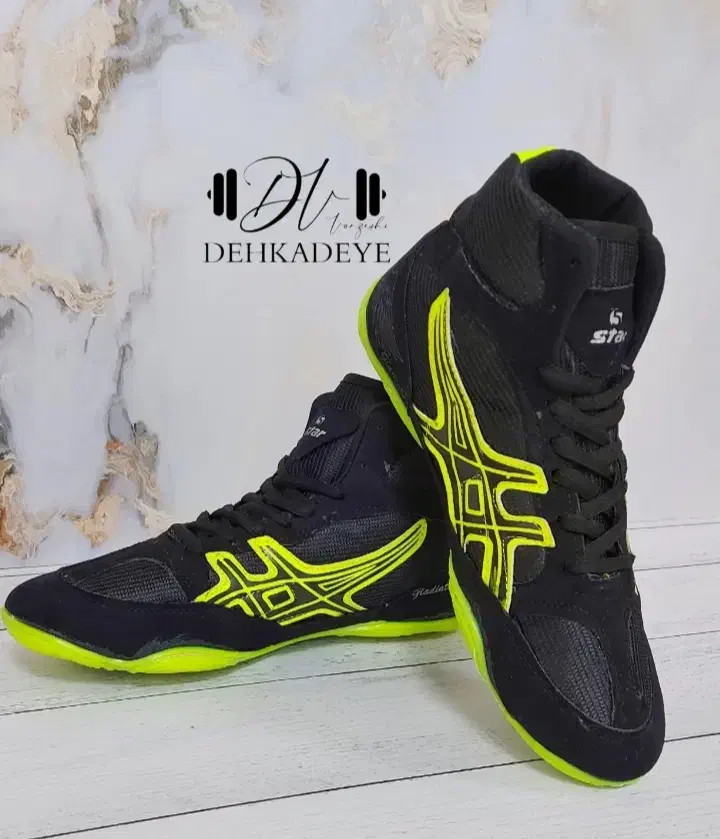 تعدادی کفش کشتی. فوتبالی. فوتسالی. زمستانی|کیف، کفش، کمربند|خرمآباد, |دیوار