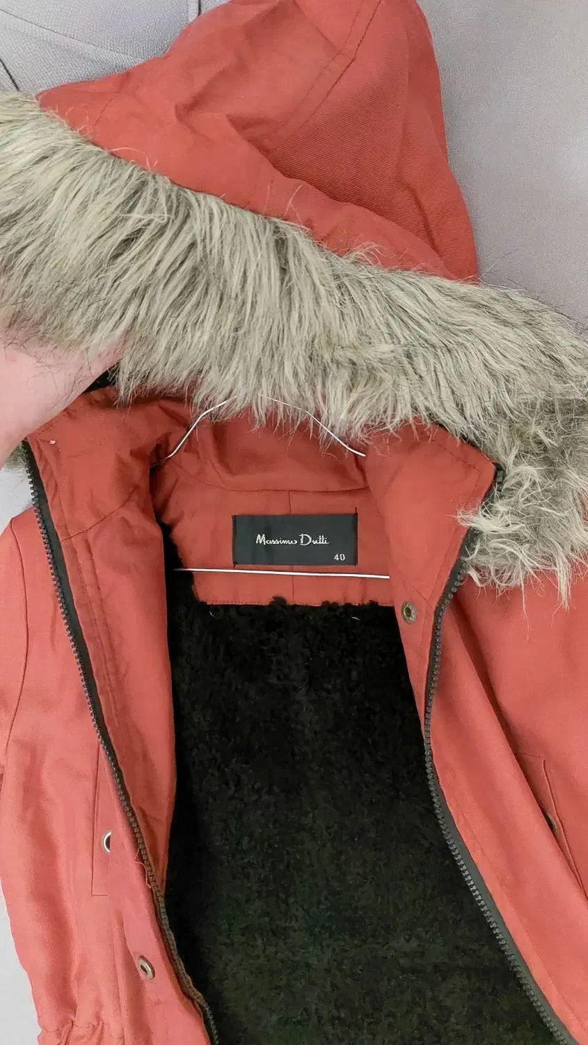 تعدادی کاپشن و بارانی|لباس|رشت, فلسطین|دیوار