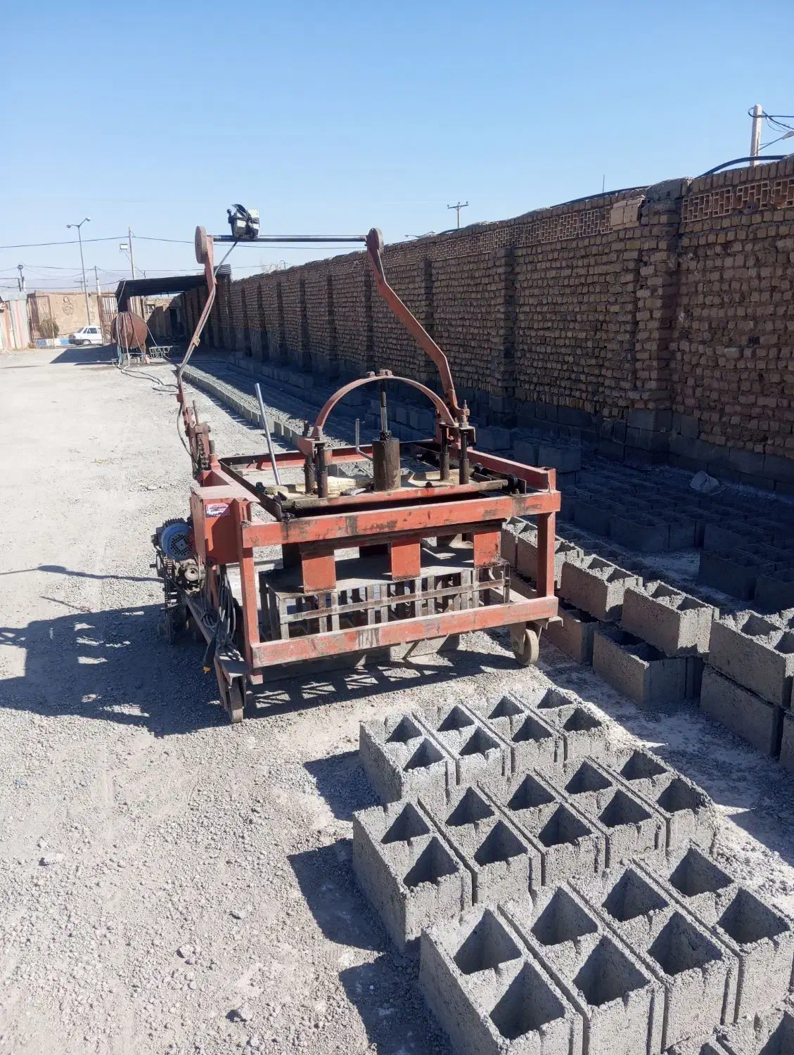 کارگر زبده جهت کار در کارگاه بلوکه زنی سیمانی|استخدام معماری، عمران و ساختمانی|خواف, |دیوار