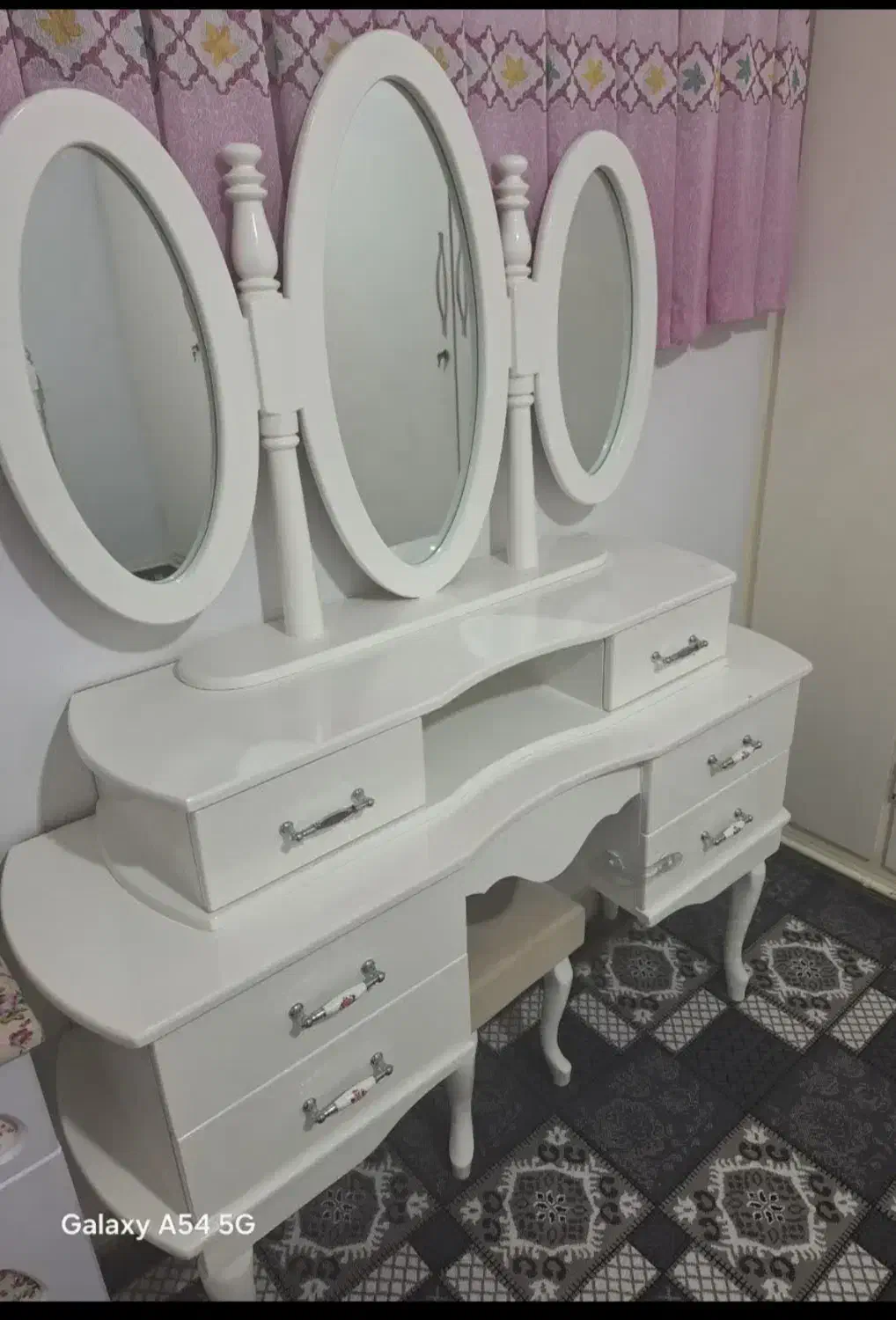 میز آرایشی سالم درحدنوع|آرایشگاه و سالنهای زیبایی|هشتگرد, گلسار|دیوار