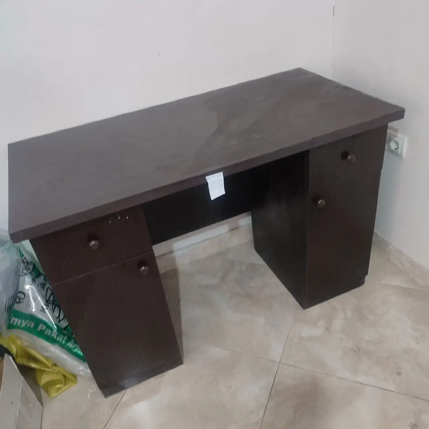 میز اداری|دفتر کار|مهاجران, |دیوار