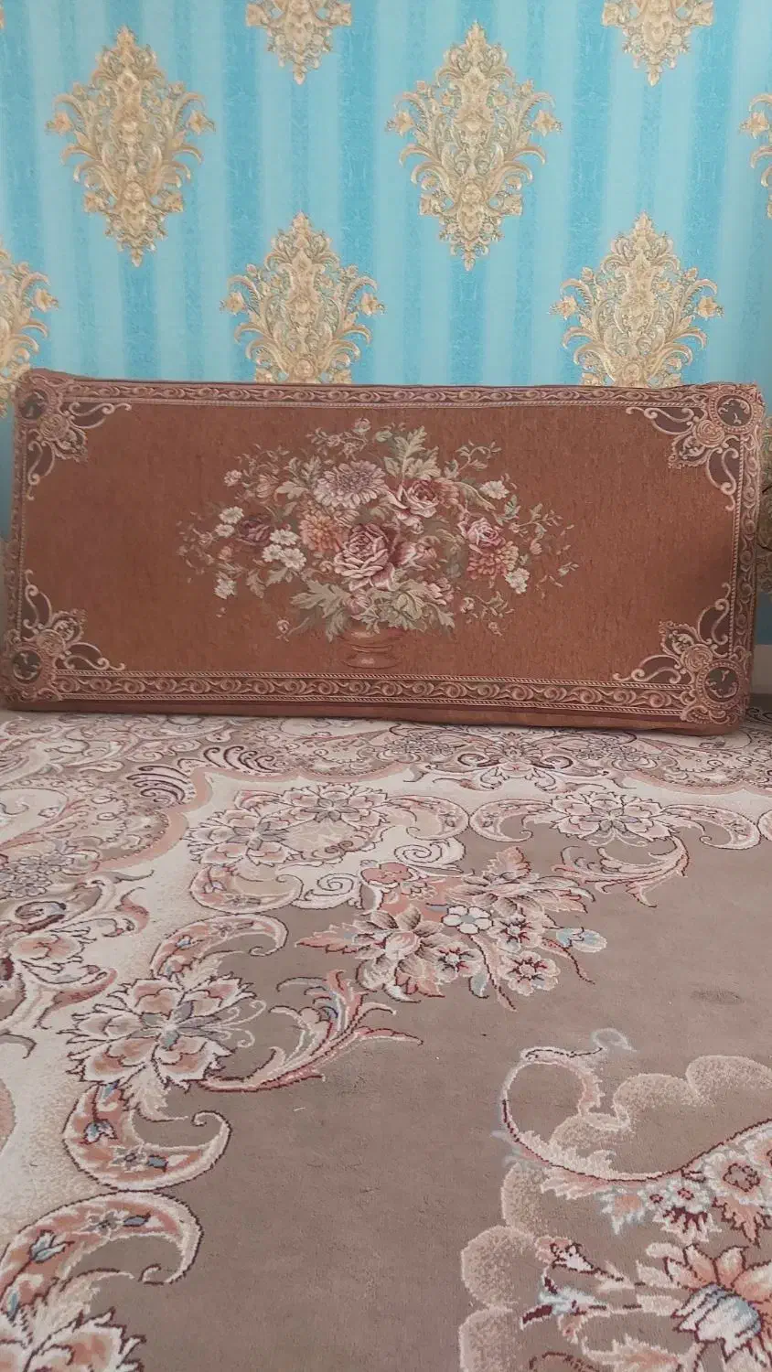 پشتی دو عدد|پشتی|ری, شهید غیوری (ابن باویه)|دیوار