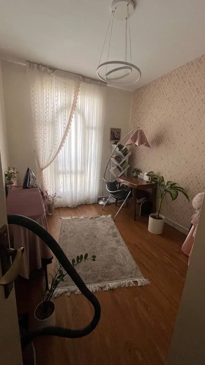 ۹۰ متر، مرزداران، لاله