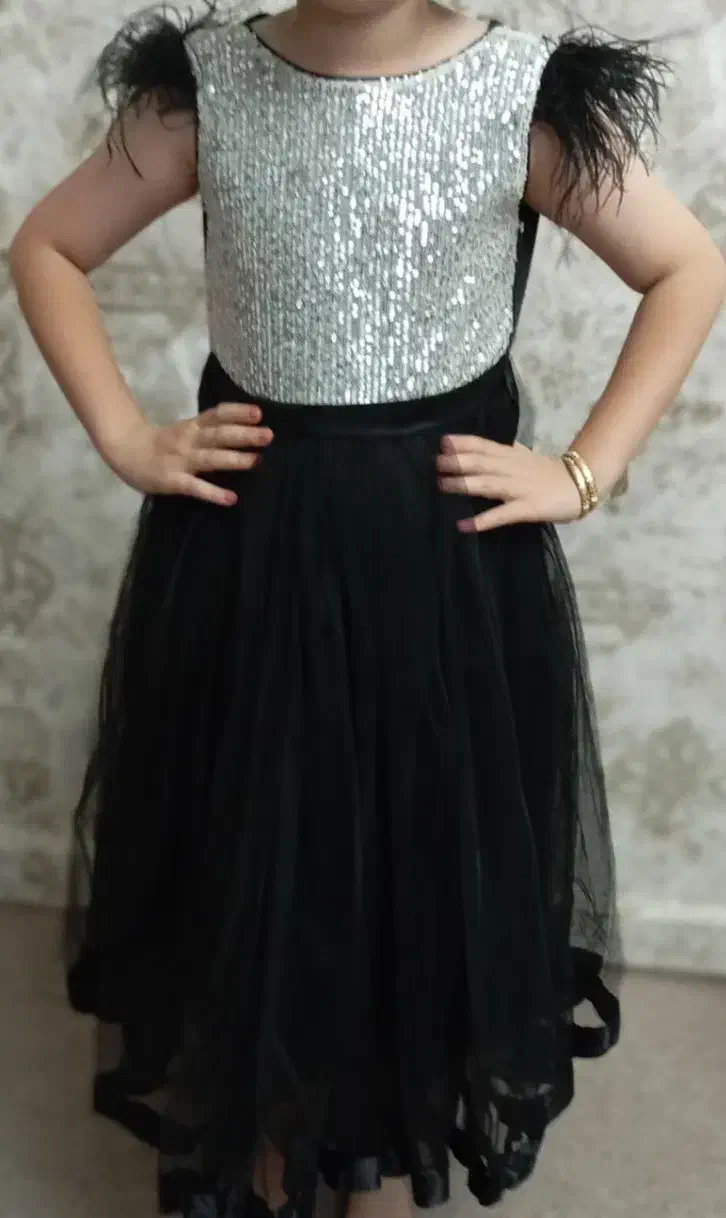 کلی لباس مجلسی دخترانه در حد نو نو و بابت|کفش و لباس بچه|سهند, |دیوار