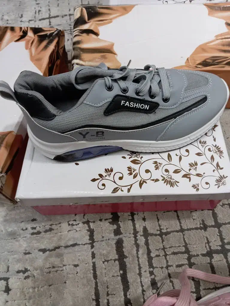 کفش|کیف، کفش، کمربند|شاهینشهر, خانه کارگر|دیوار