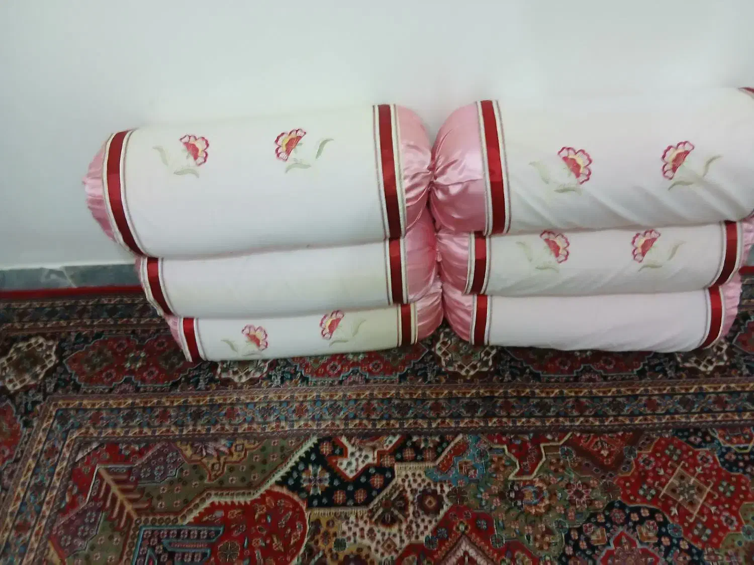 بالش|رختخواب، بالش، پتو|ایوان, |دیوار