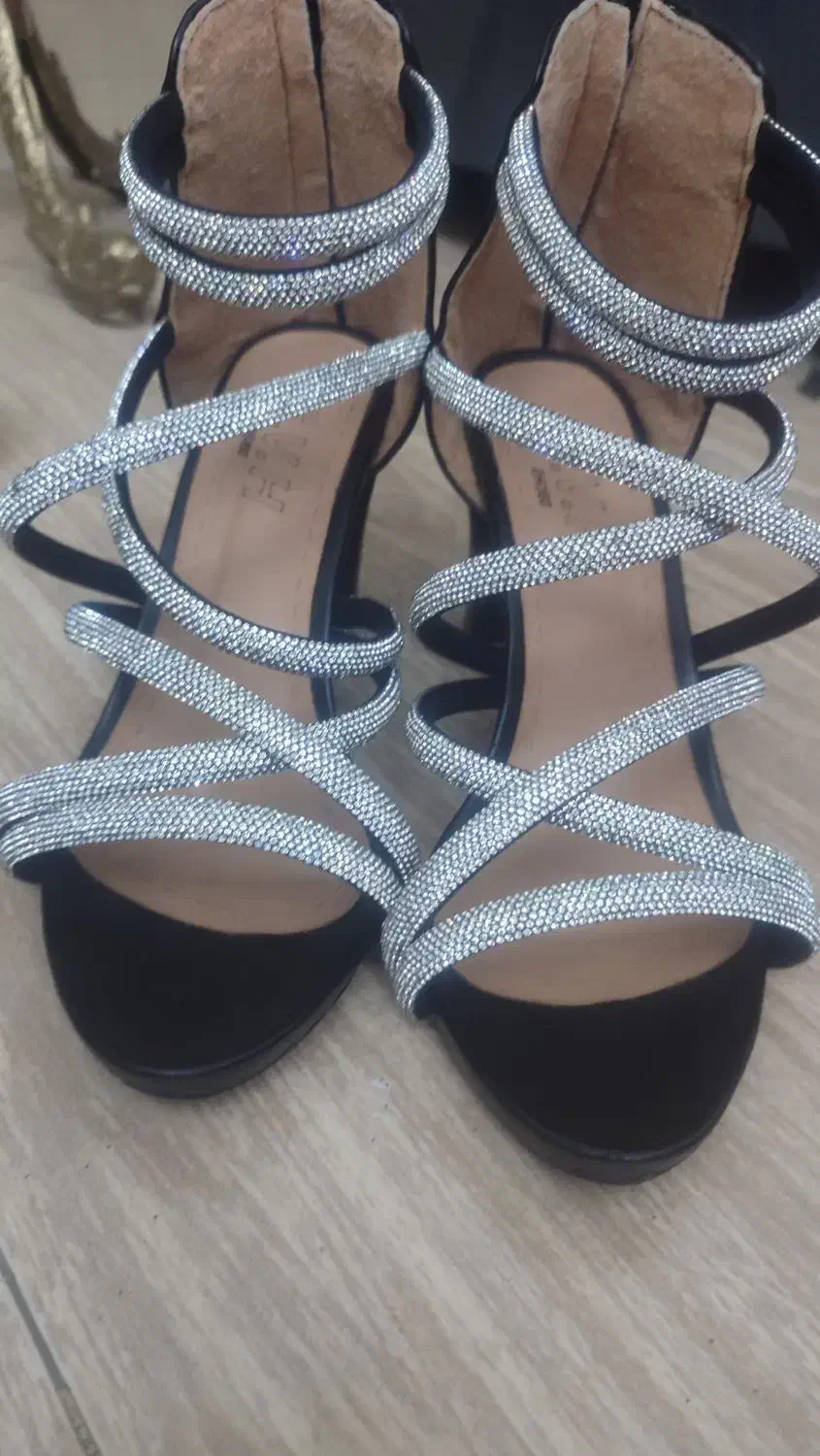 کفش|کیف، کفش، کمربند|چهارباغ, |دیوار