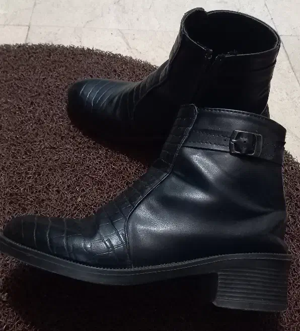 نیم بوت طرح سنگی|کیف، کفش، کمربند|رشت, فلسطین|دیوار