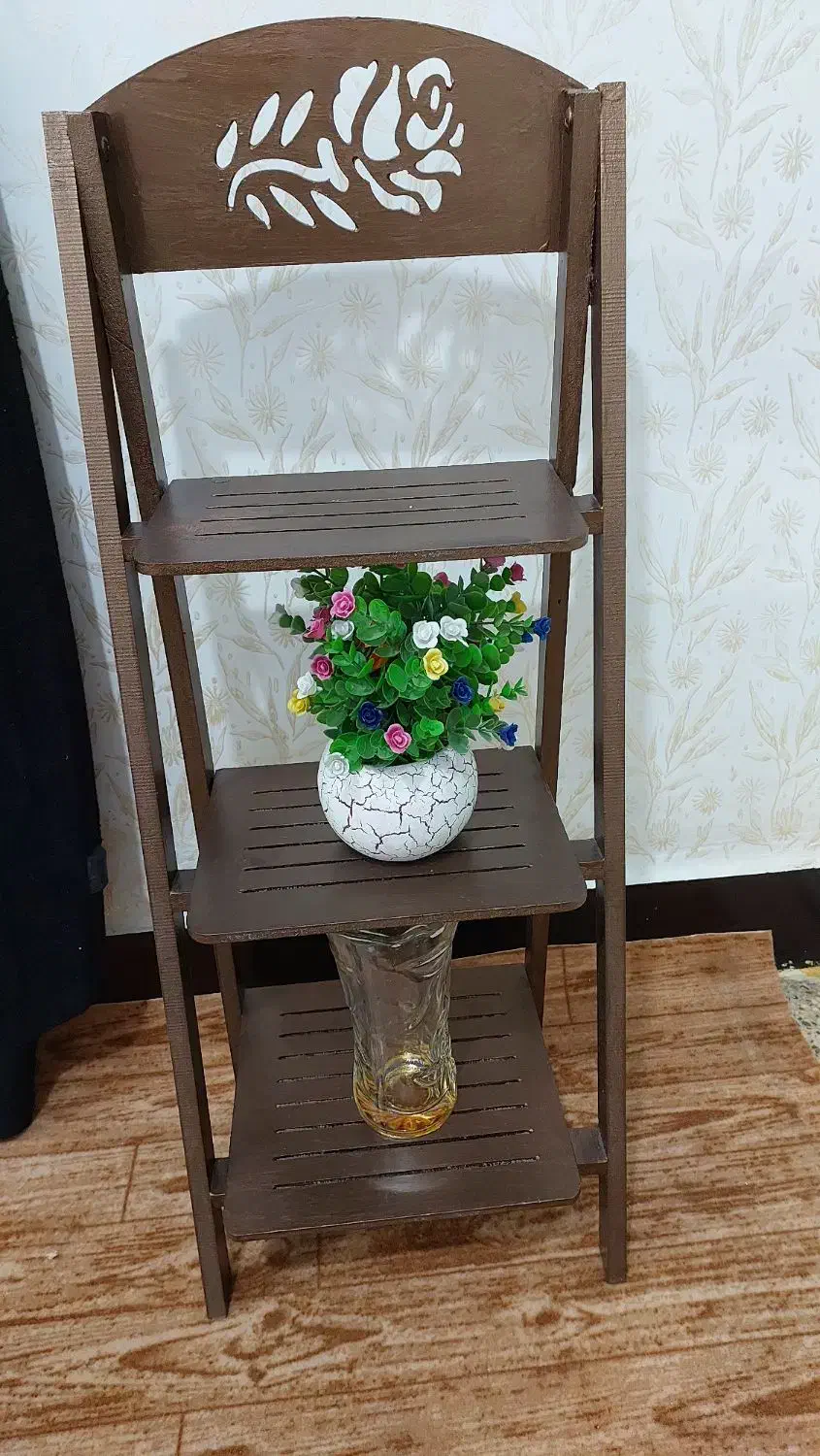 شلف گلدان سه طبقه کاملا سالم و تمیز هست قیمت ۴۰۰|کتابخانه، شلف، قفسههای دیواری|امیدیه, |دیوار