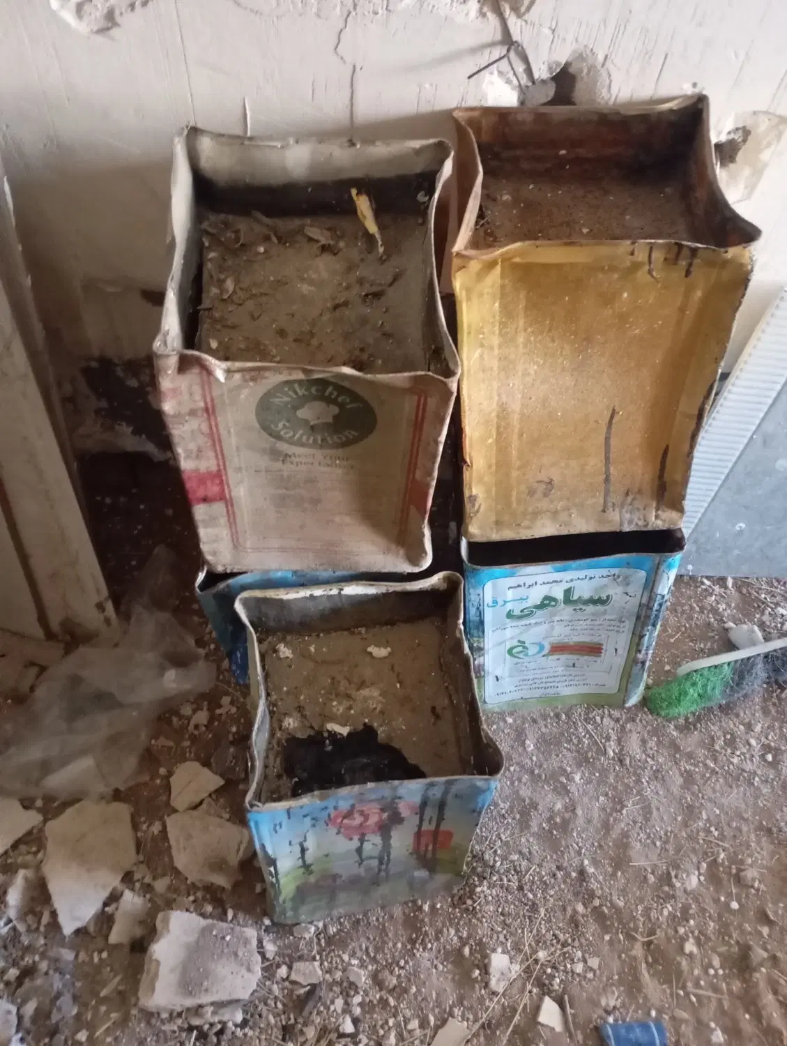 قیر|ظروف نگهدارنده، پلاستیکی، یکبارمصرف|سقز, |دیوار