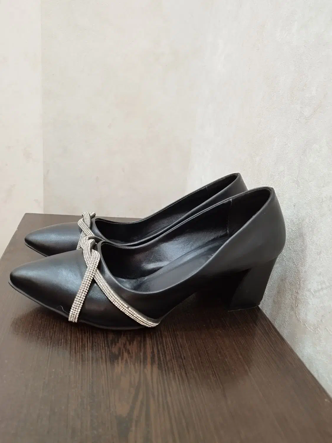 کفش|کیف، کفش، کمربند|خوی, |دیوار