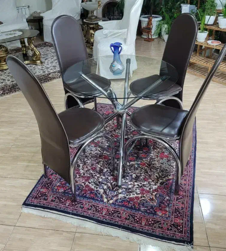 میز ناهار خوری ۴ نفره پایه میز  تاشو هست جنسش  چرم|میز و صندلی غذاخوری|کرج, مهرویلا جنوبی|دیوار