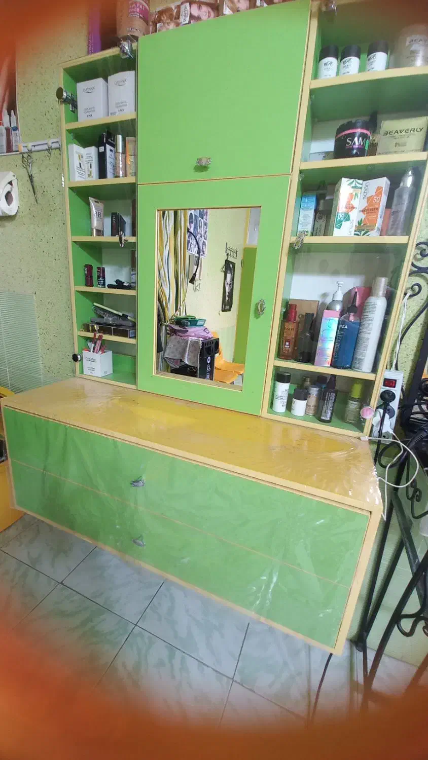 میزمیز ناخن با ویترین دیواری و ویترین کشو دار|آرایشگاه و سالنهای زیبایی|اردبیل, |دیوار
