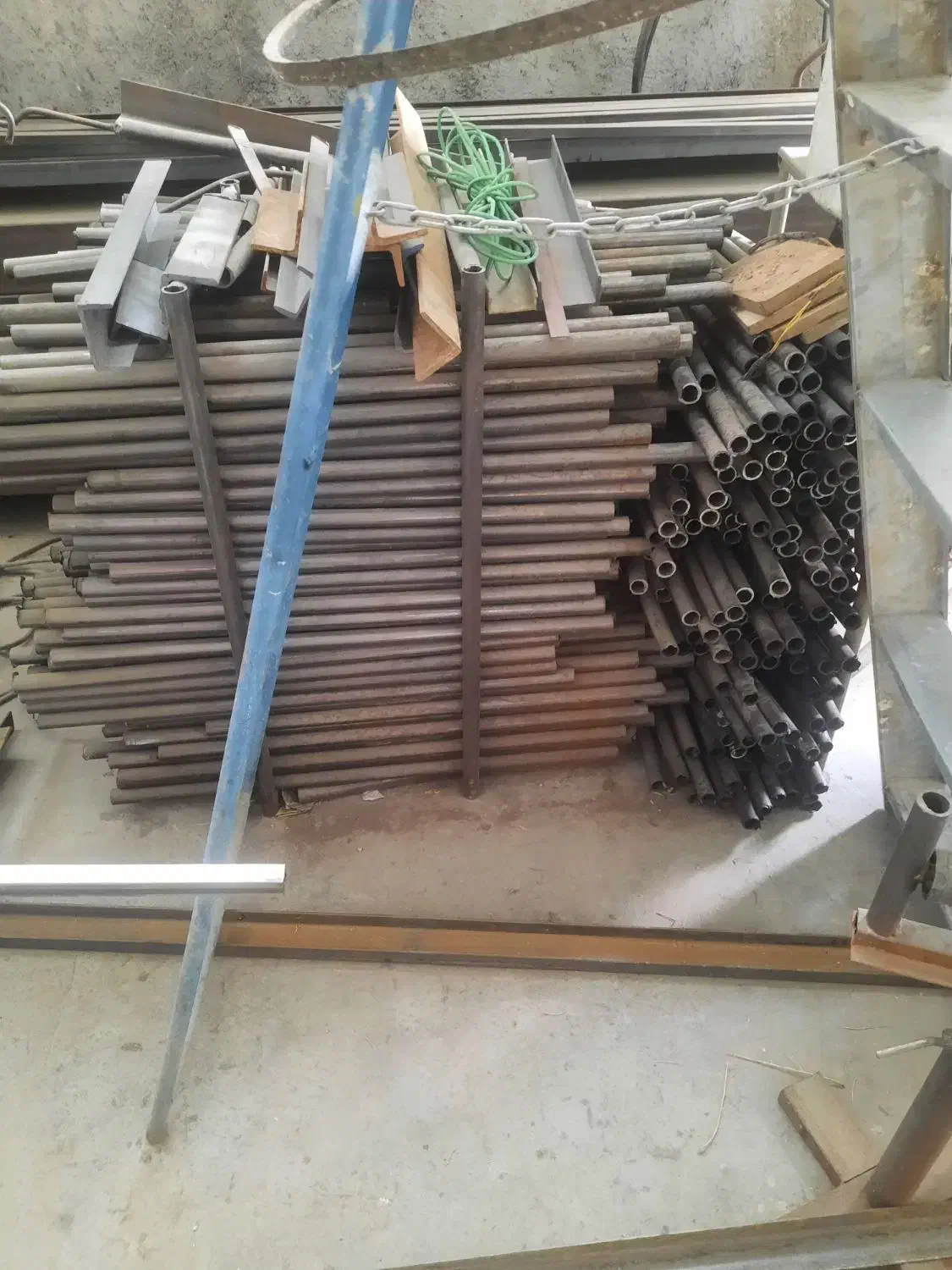 لوله پروفیل قوطی سایز ۲۵ تیکه ۱ متری دست دوم|مصالح و تجهیزات ساختمان|نجف‌آباد, جوزدان|دیوار