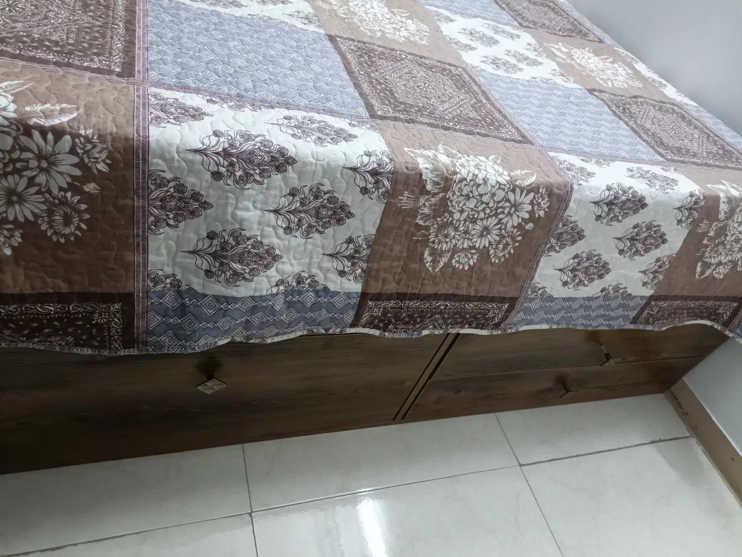 تخت و میز آرایش|تخت و سرویس خواب|آمل, |دیوار