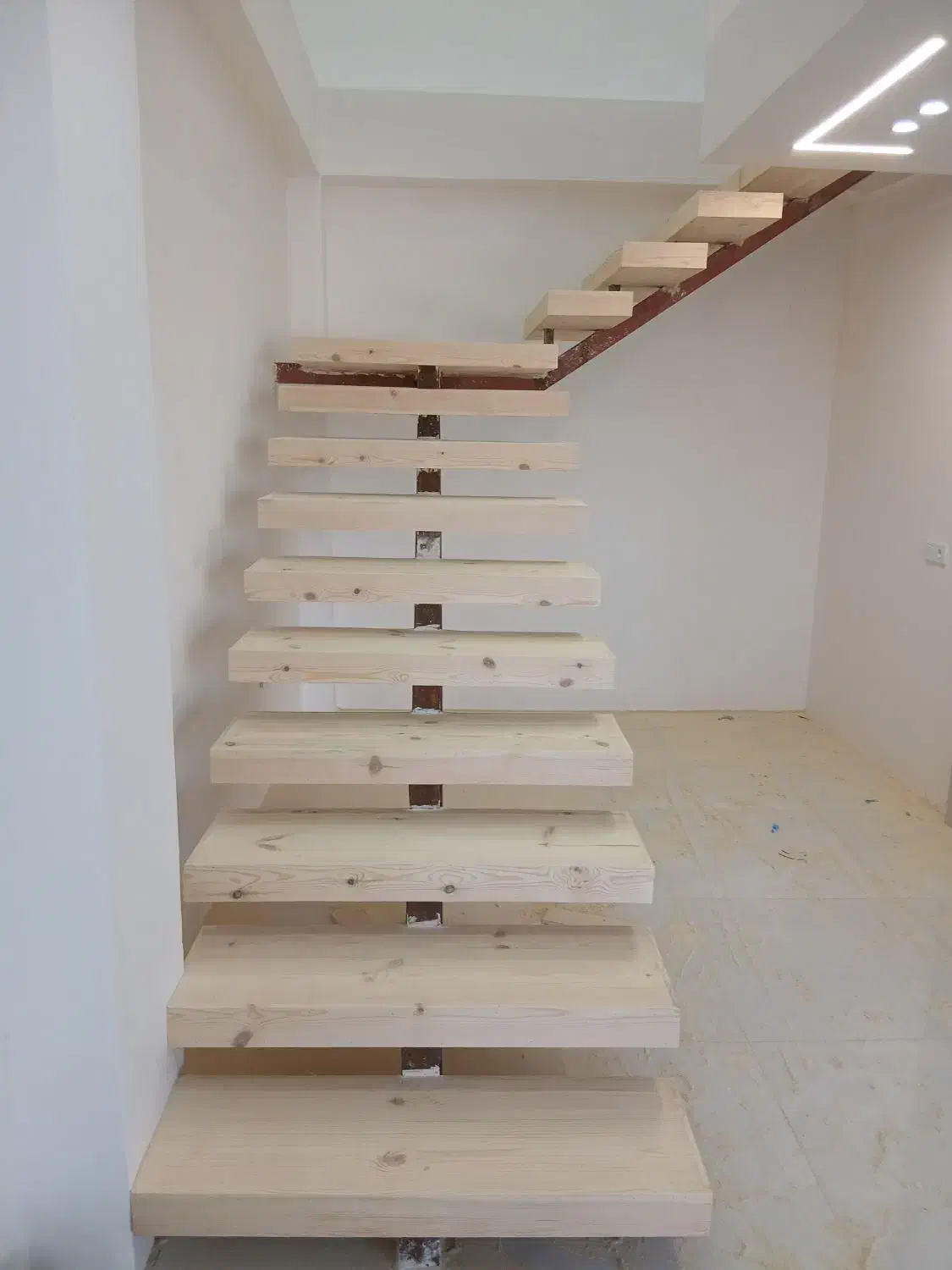 پله گرد ساخت/نصب نرده/کاور پله معلق/|خدمات پیشه و مهارت|فومن, |دیوار