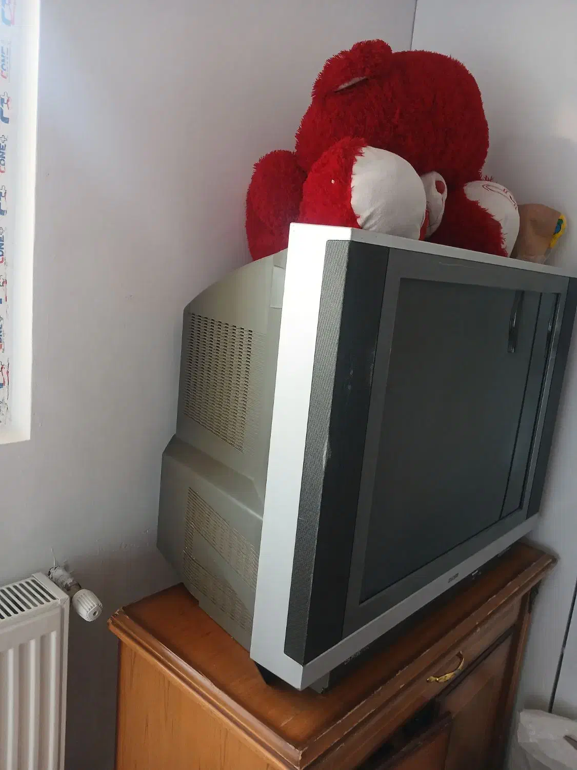 تلویزیون قدیمی کاملا سالم|تلویزیون و پروژکتور|پرند, فاز ۵|دیوار