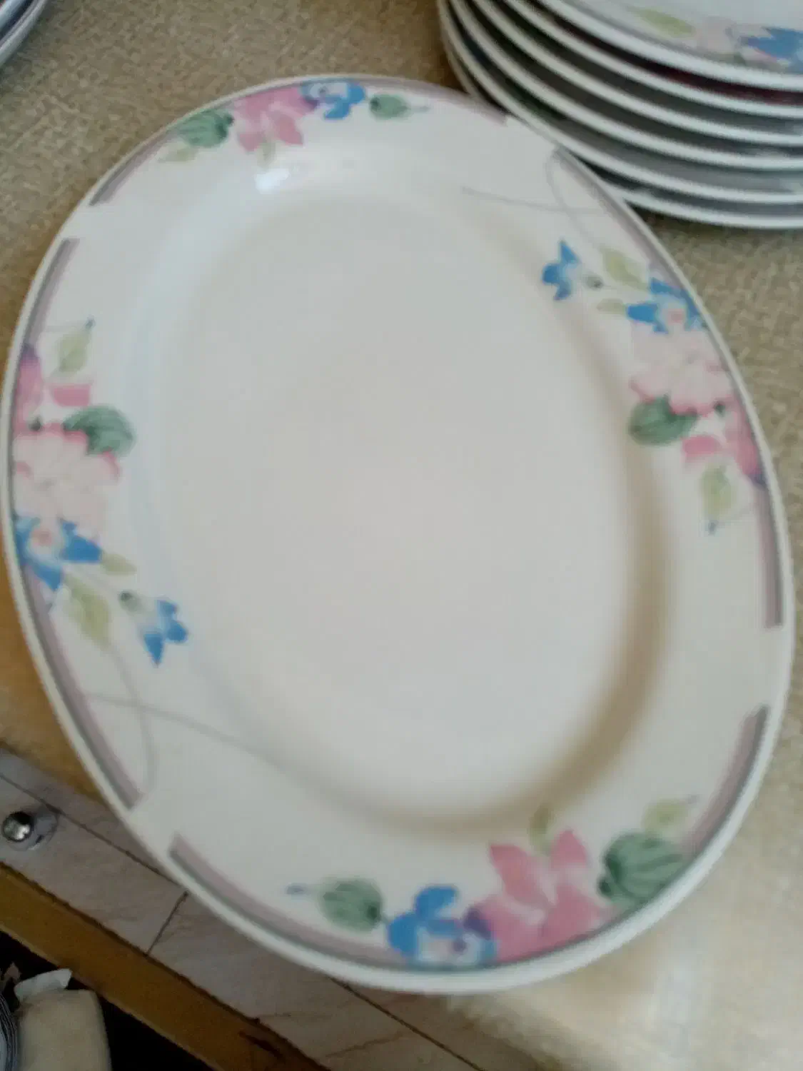 چینی گل قرمز|ظروف سرو و پذیرایی|نجفآباد, گلدشت|دیوار