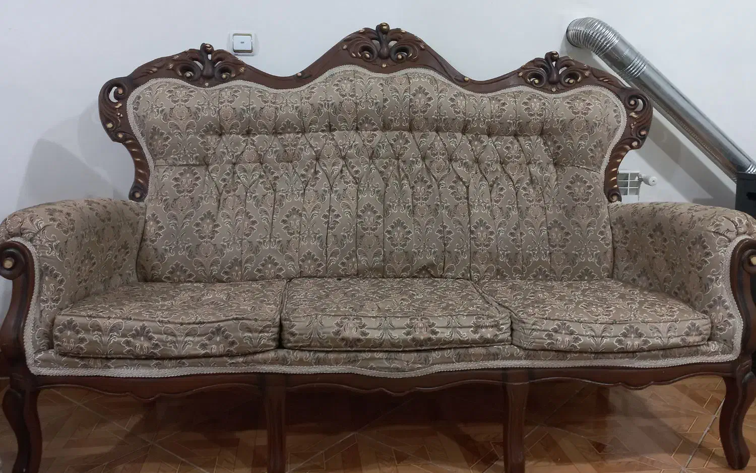 مبل ۹نفره .محکم . چوب گردو .اسکلت سالم سالم .فوری|مبلمان خانگی و میز عسلی|تویسرکان, |دیوار