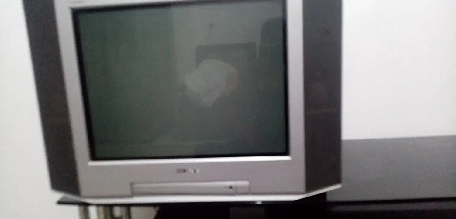 تلویزیون میز تلویزیون و یک ضبط با دو باند|میز تلویزیون|تربتحیدریه, مظفریه|دیوار