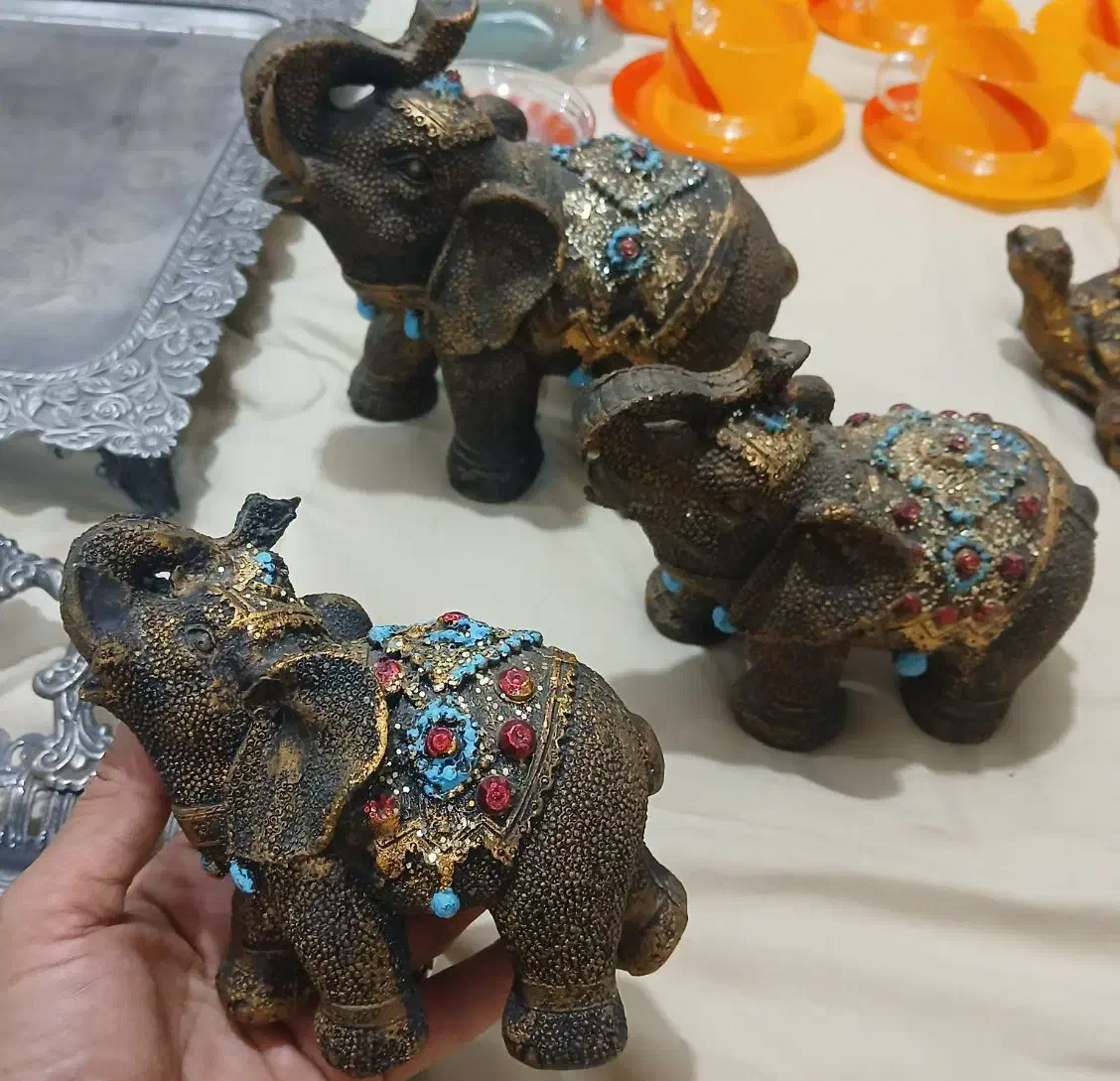 مجسمه سالم|کلکسیون اشیاء عتیقه|اهواز, کوی طلاب|دیوار