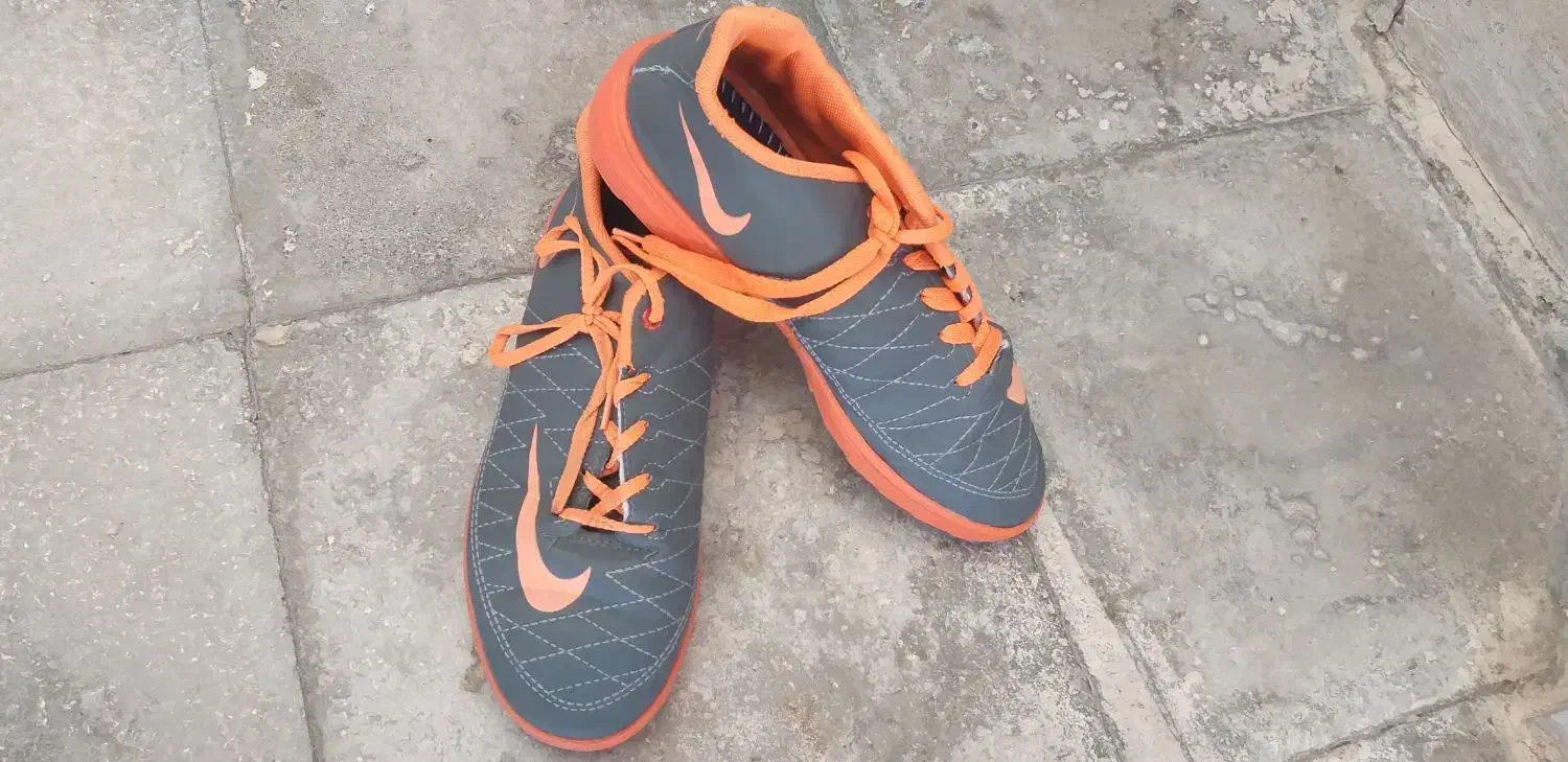 کفش ورزشی فوتسال( نایک)|کیف، کفش، کمربند|قم, بنیاد|دیوار