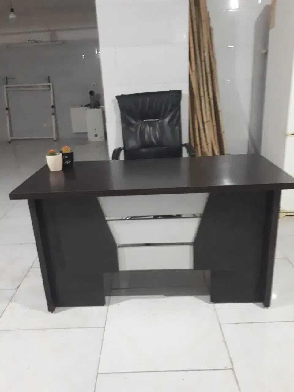 میز مدیریت در حد نو|مبلمان اداری|مشکیندشت, |دیوار