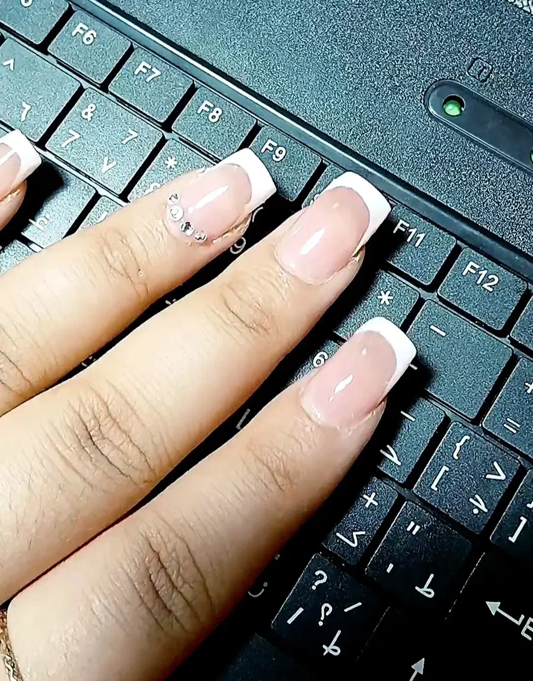 تخفیف ۵۰ درصدی خدمات ناخن به مناسبت شب یلدا|خدمات آرایشگری و زیبایی|رشت, باهنر|دیوار