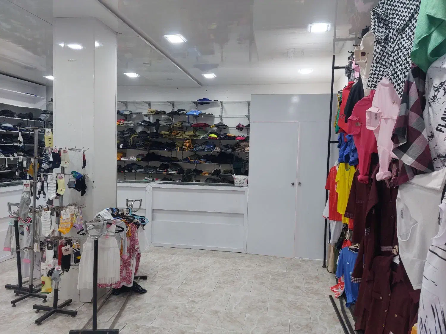 واگذاری فروشگاه پوشاک بهترین جای کنگ|لباس|بندرلنگه, |دیوار