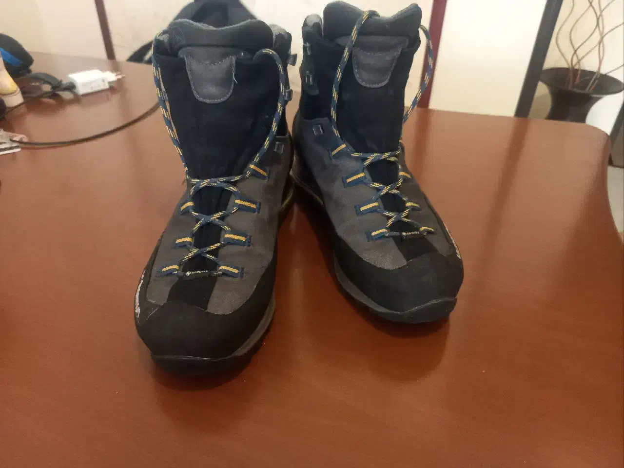 کفش کوهنوردی ویژه حرفه ای هادومدل کمیابLaSportiva|کیف، کفش، کمربند|تهران, حبیب الله|دیوار