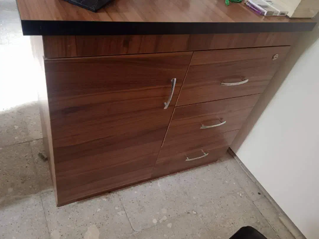 دو تا صندلی ساده و یک چرخدار مدیریتی و میز سه کشو|دفتر کار|تهران, ائمه اطهار|دیوار