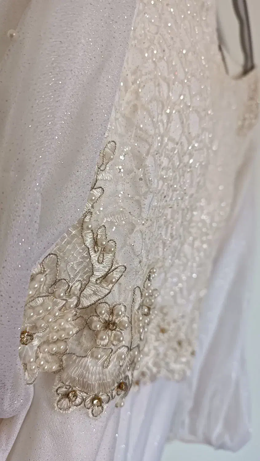 لباس عقدی|لباس|قشم, |دیوار