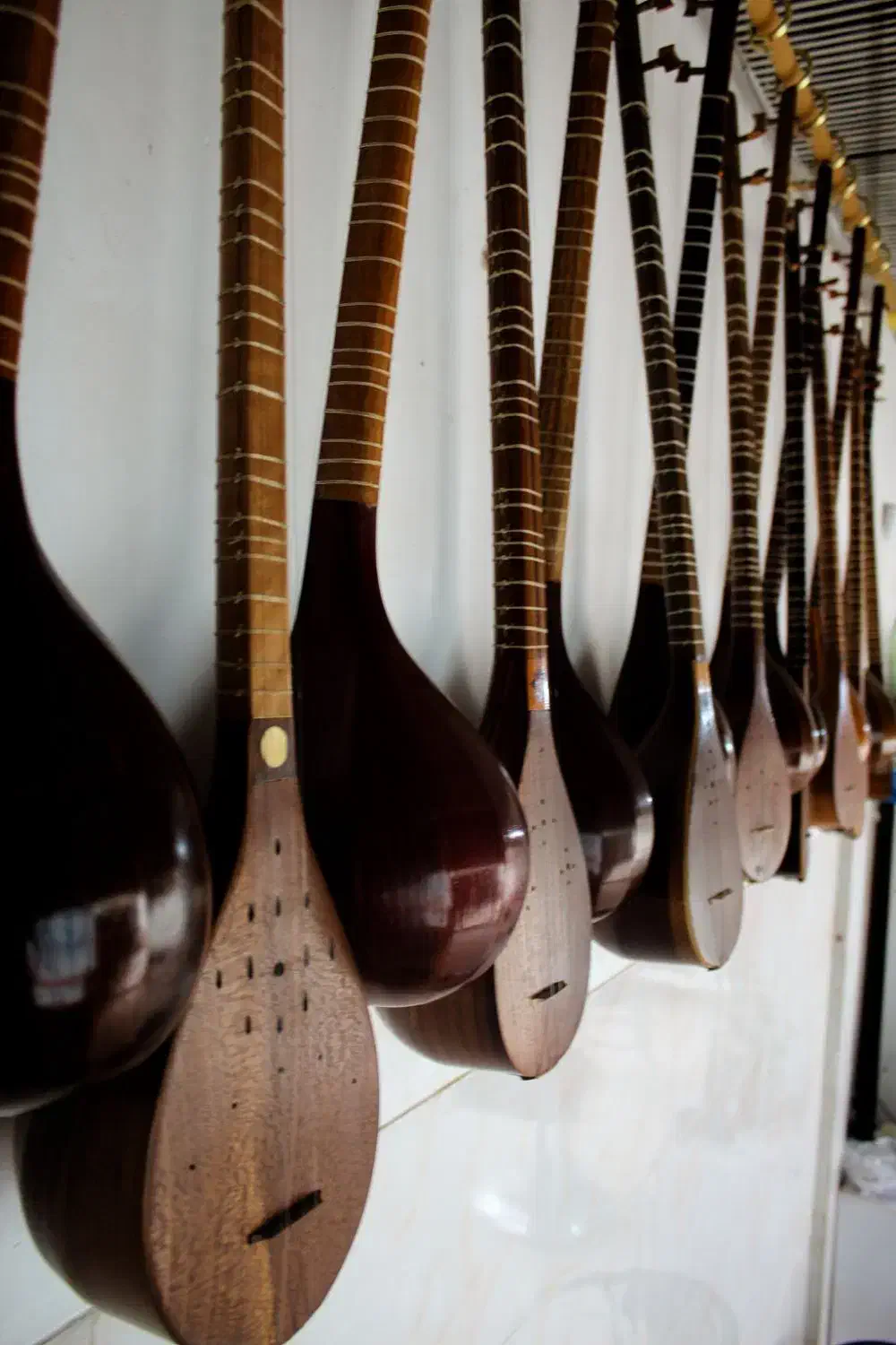 سه تار کبودرآهنگ|سازهای سنتی|کبودرآهنگ, |دیوار